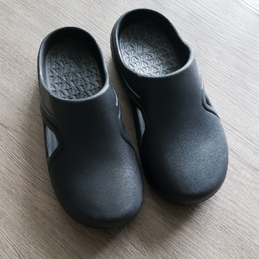Eddie Bauer First Ascent Black Clog Wore Once